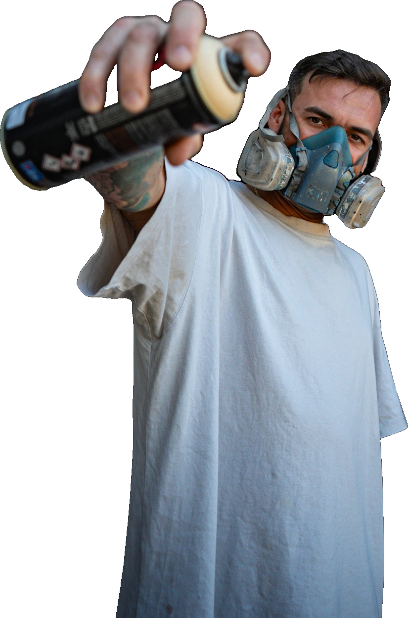 José Gallino apuntando un aerosol a cámara